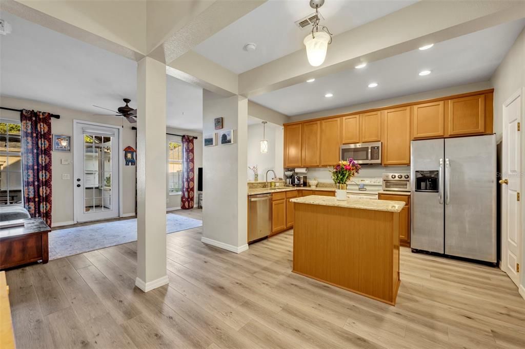 待售: $650,000 (2 贝兹, 2 浴室, 2070 平方英尺)