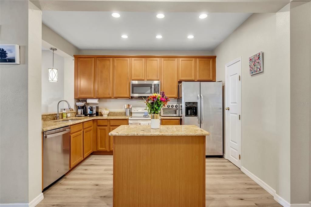 待售: $650,000 (2 贝兹, 2 浴室, 2070 平方英尺)