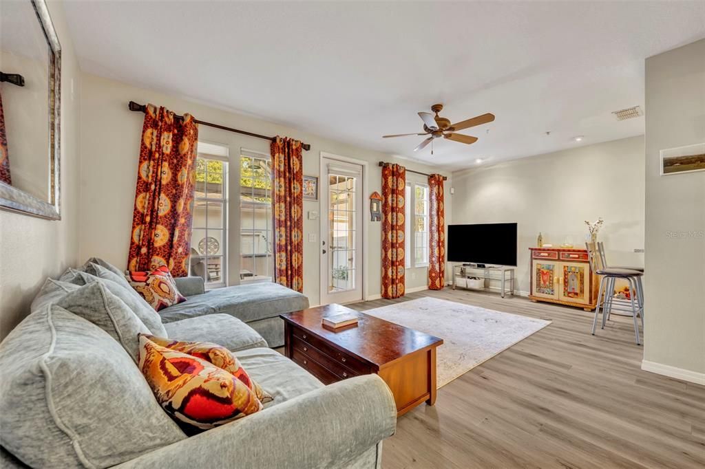 待售: $650,000 (2 贝兹, 2 浴室, 2070 平方英尺)