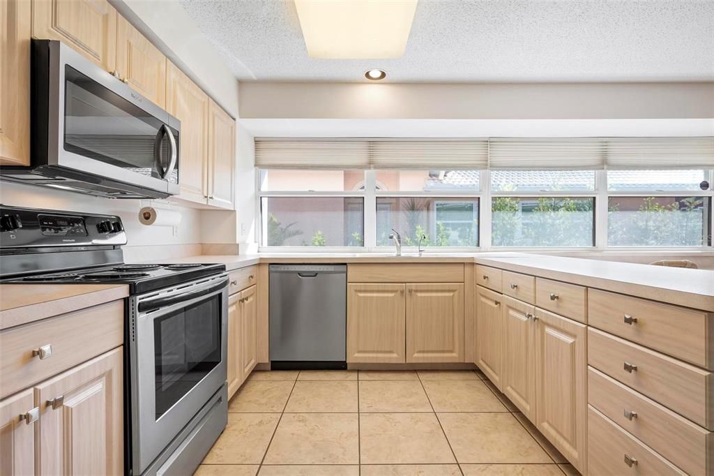 For Sale: $379,000 (2 beds, 2 baths, 1767 Square Feet)