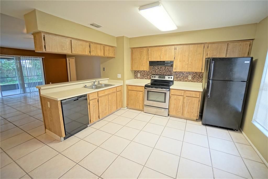 Activo con contrato: $2,095 (3 camas, 2 baños, 1328 Pies cuadrados)