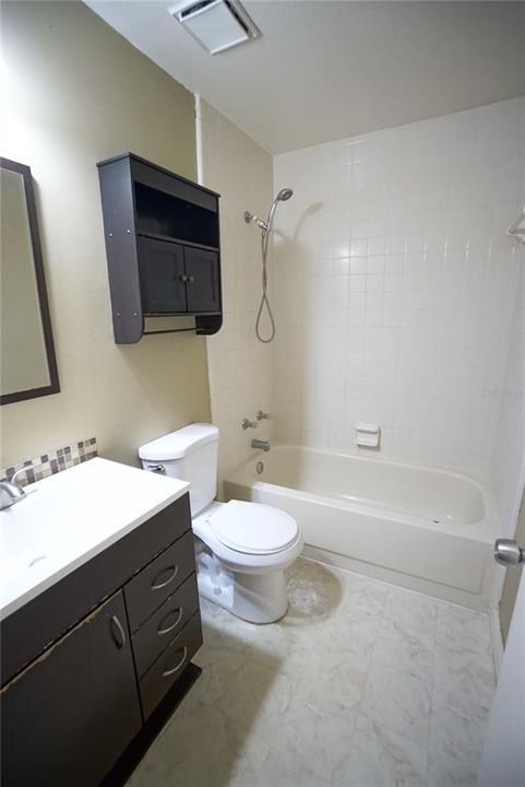 Activo con contrato: $2,095 (3 camas, 2 baños, 1328 Pies cuadrados)