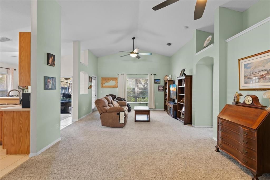 Activo con contrato: $425,000 (3 camas, 2 baños, 1553 Pies cuadrados)