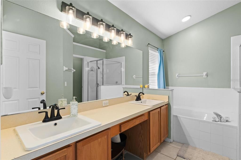 Activo con contrato: $425,000 (3 camas, 2 baños, 1553 Pies cuadrados)