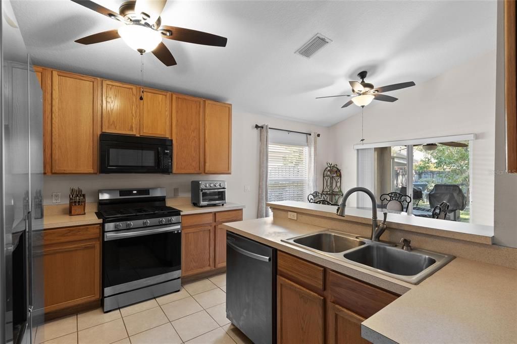 Activo con contrato: $425,000 (3 camas, 2 baños, 1553 Pies cuadrados)