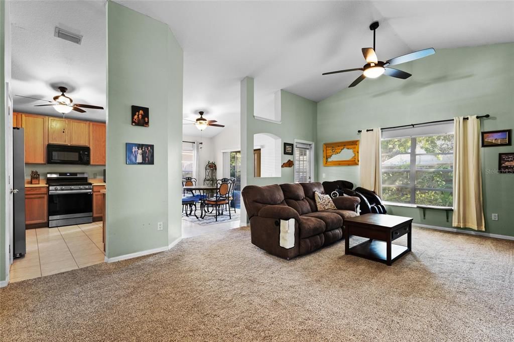 Activo con contrato: $425,000 (3 camas, 2 baños, 1553 Pies cuadrados)