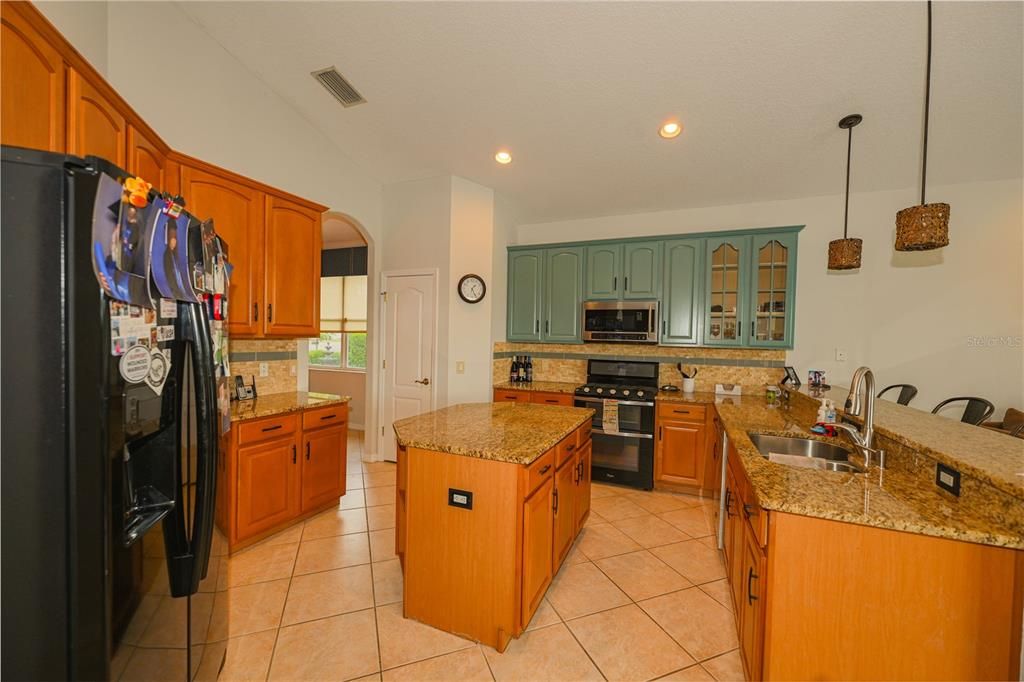 For Rent: $3,900 (5 beds, 3 baths, 2862 Square Feet)