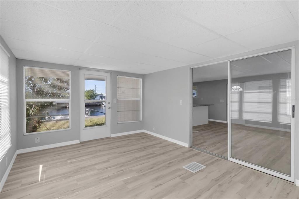 На продажу: $223,000 (2 спален, 1 ванн, 728 Квадратных фут)