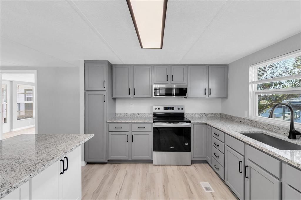 На продажу: $223,000 (2 спален, 1 ванн, 728 Квадратных фут)