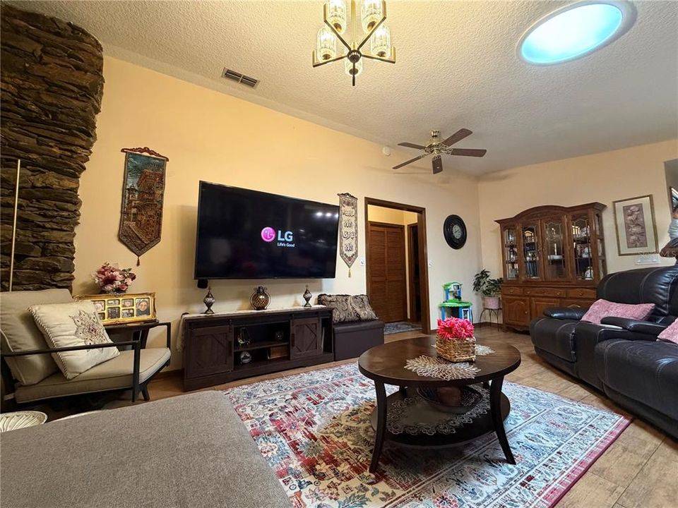 На продажу: $360,000 (3 спален, 2 ванн, 1737 Квадратных фут)