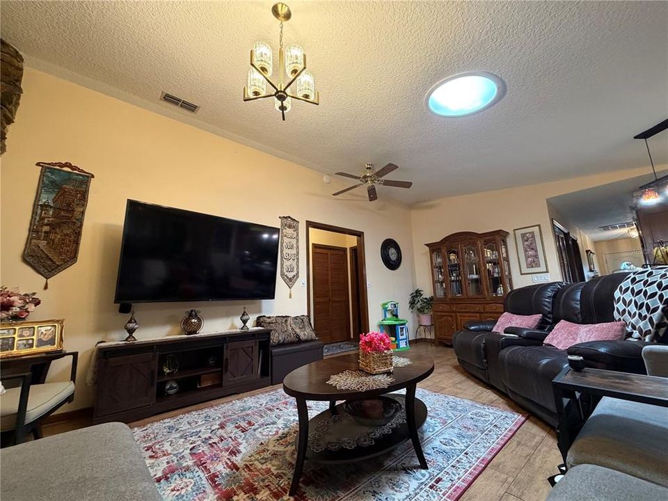 На продажу: $360,000 (3 спален, 2 ванн, 1737 Квадратных фут)