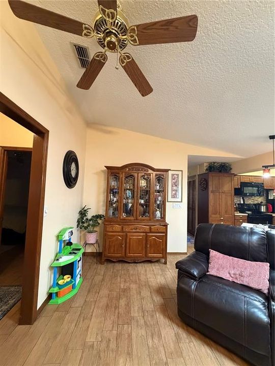 На продажу: $360,000 (3 спален, 2 ванн, 1737 Квадратных фут)