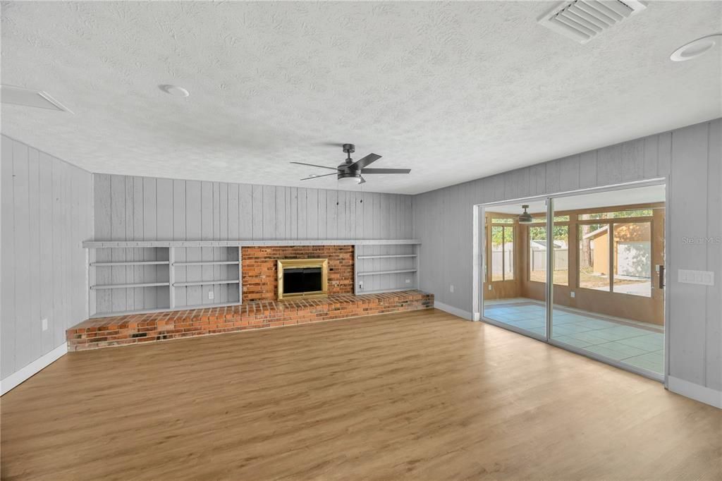 For Sale: $549,000 (4 beds, 2 baths, 2500 Square Feet)