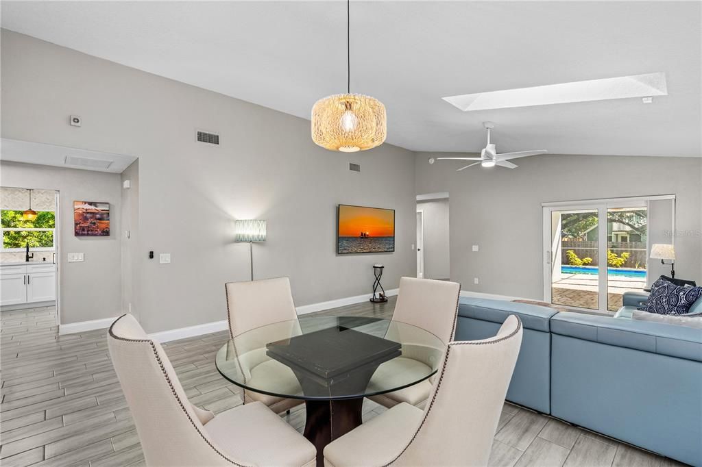 En Venta: $809,999 (3 camas, 2 baños, 1422 Pies cuadrados)