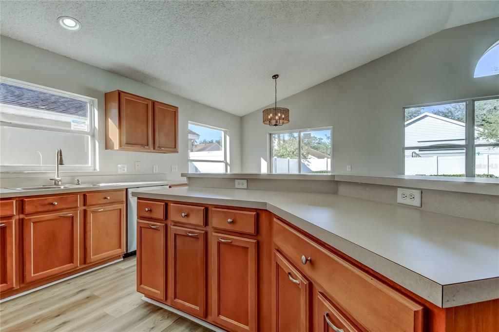 Под контрактом: $2,650 (3 спален, 2 ванн, 1549 Квадратных фут)