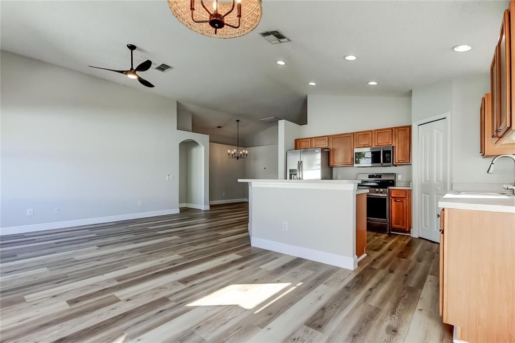 Под контрактом: $2,650 (3 спален, 2 ванн, 1549 Квадратных фут)