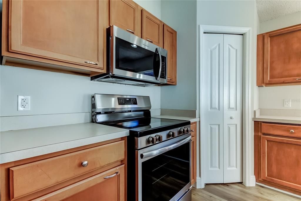 Под контрактом: $2,650 (3 спален, 2 ванн, 1549 Квадратных фут)