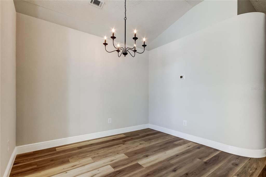 Под контрактом: $2,650 (3 спален, 2 ванн, 1549 Квадратных фут)