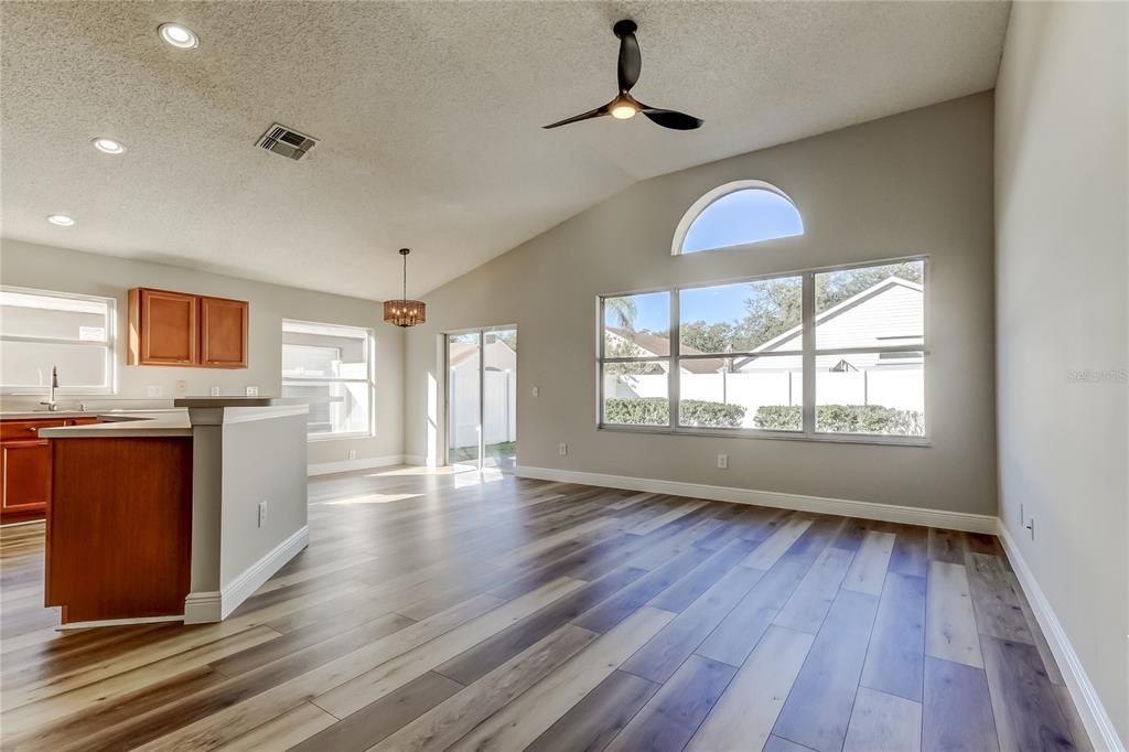 Под контрактом: $2,650 (3 спален, 2 ванн, 1549 Квадратных фут)