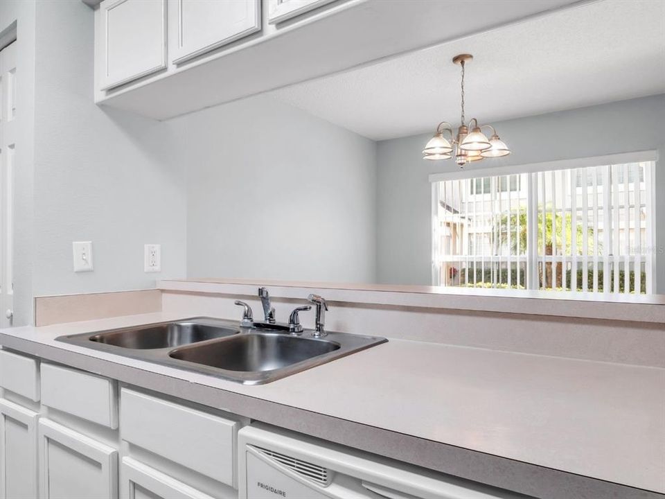 待售: $215,000 (2 贝兹, 1 浴室, 1159 平方英尺)