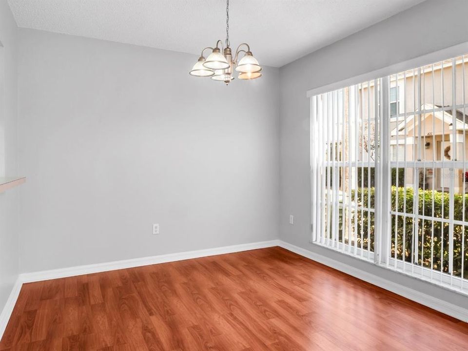 待售: $215,000 (2 贝兹, 1 浴室, 1159 平方英尺)