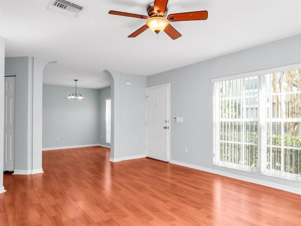 待售: $215,000 (2 贝兹, 1 浴室, 1159 平方英尺)