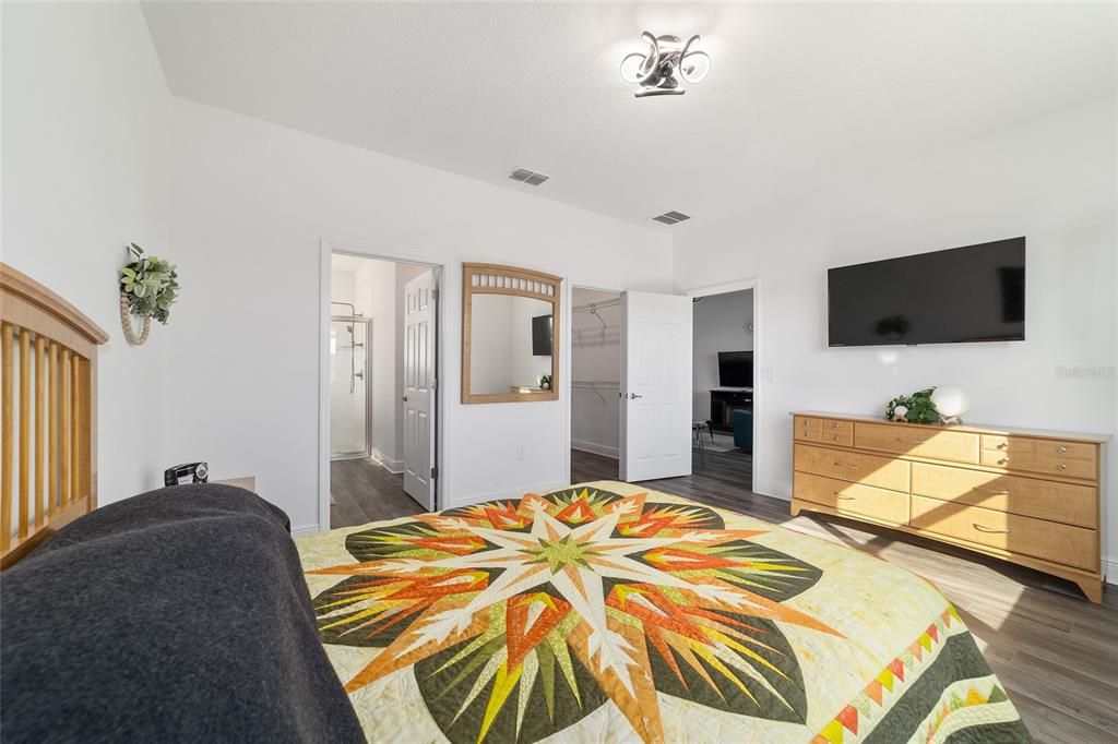 For Sale: $299,000 (2 beds, 2 baths, 1342 Square Feet)