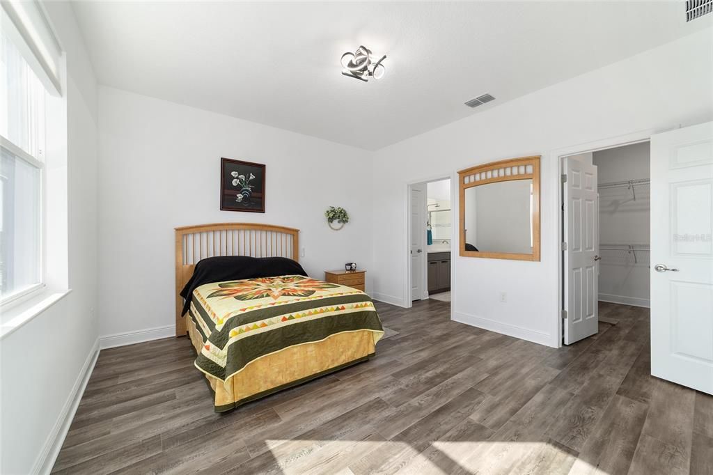 For Sale: $299,000 (2 beds, 2 baths, 1342 Square Feet)