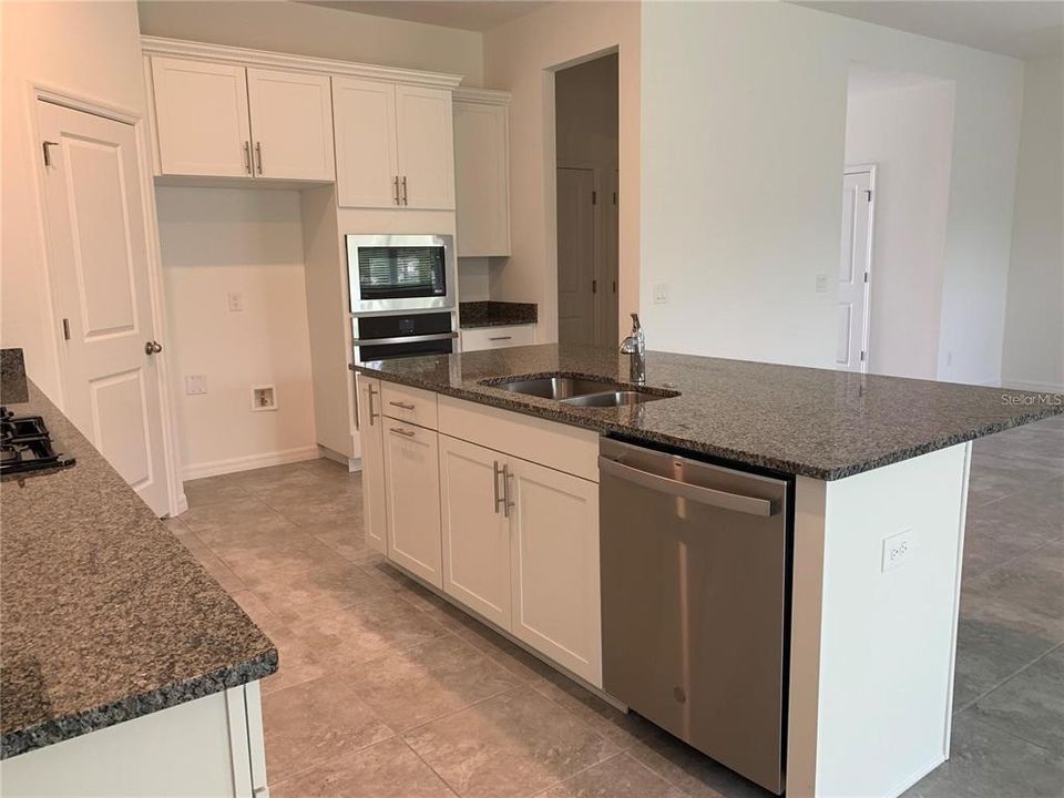 出租: $2,700 (4 贝兹, 2 浴室, 2330 平方英尺)