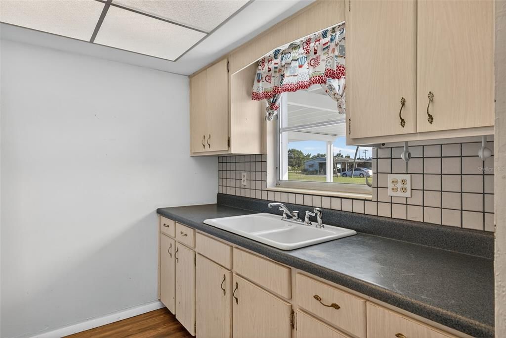 For Sale: $99,000 (2 beds, 1 baths, 900 Square Feet)