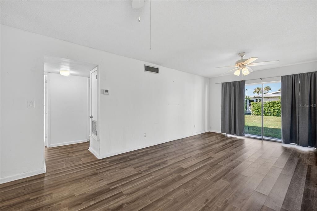 For Sale: $99,000 (2 beds, 1 baths, 900 Square Feet)