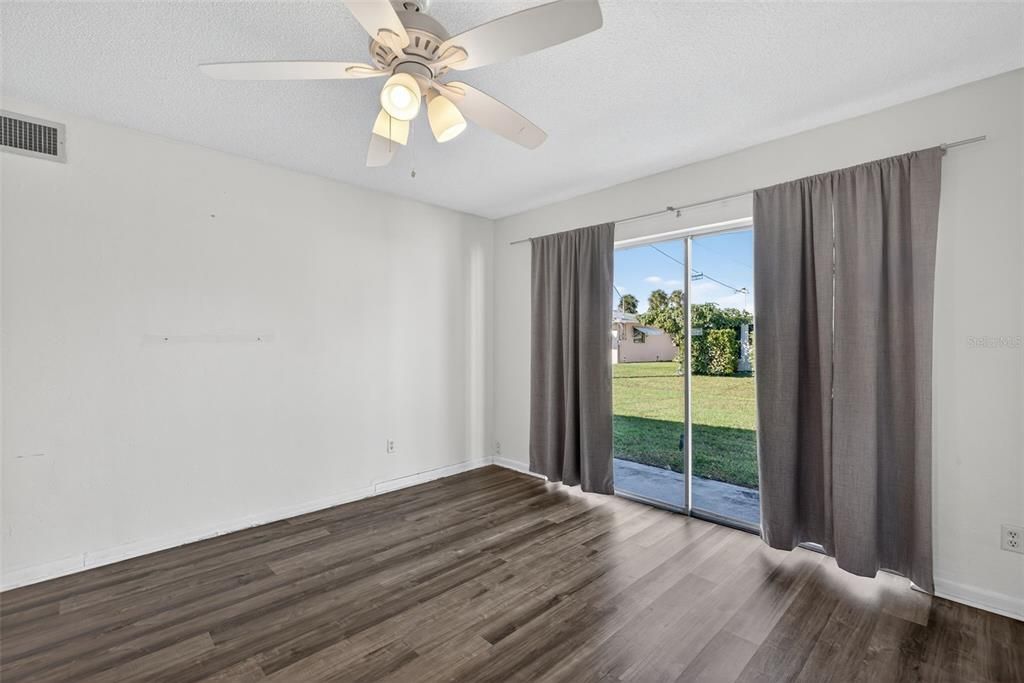 For Sale: $99,000 (2 beds, 1 baths, 900 Square Feet)