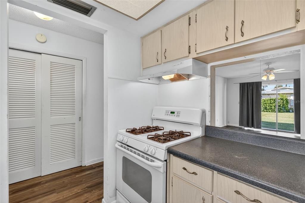 For Sale: $99,000 (2 beds, 1 baths, 900 Square Feet)