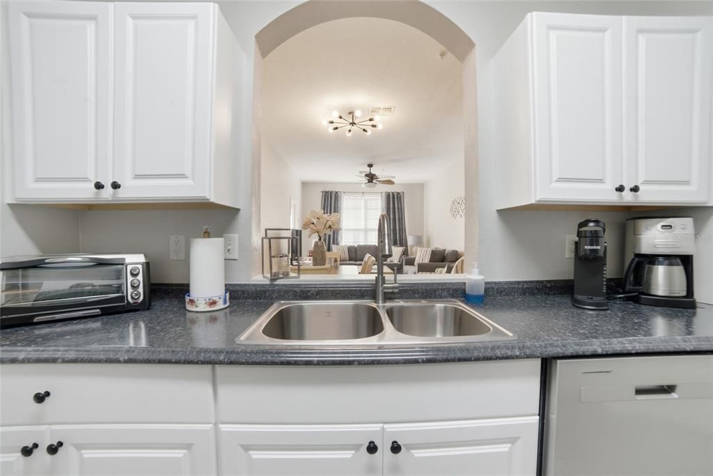 For Sale: $270,000 (3 beds, 2 baths, 1402 Square Feet)