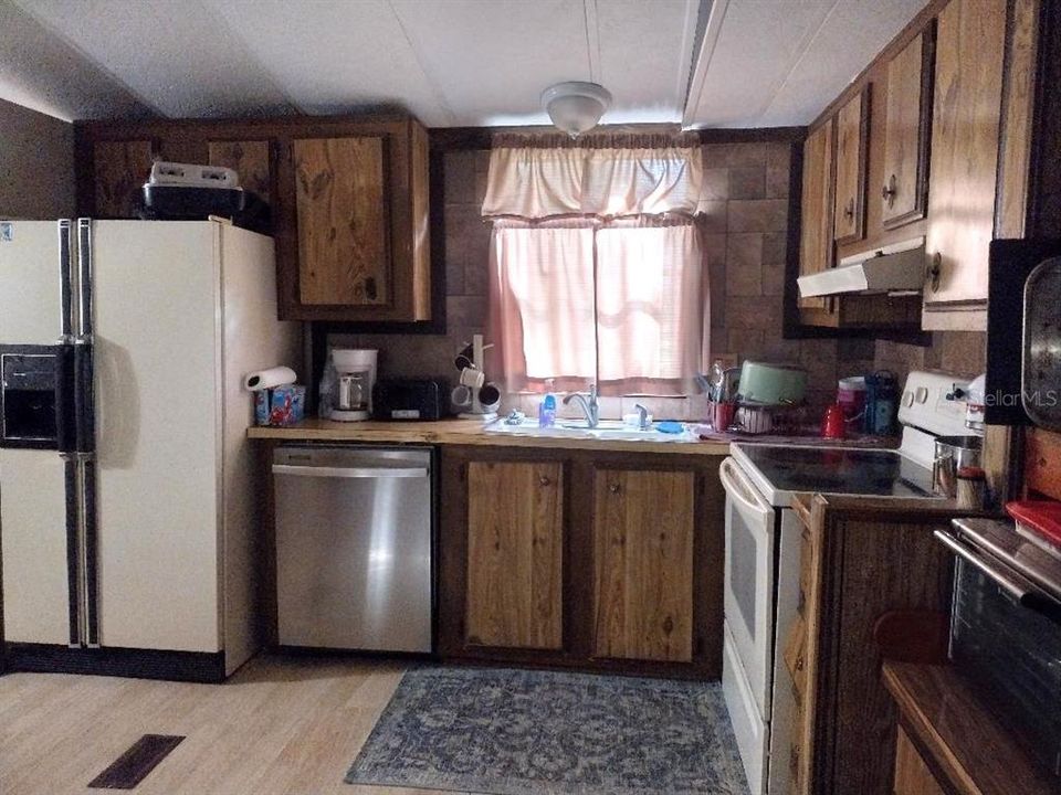 For Sale: $199,900 (2 beds, 2 baths, 904 Square Feet)