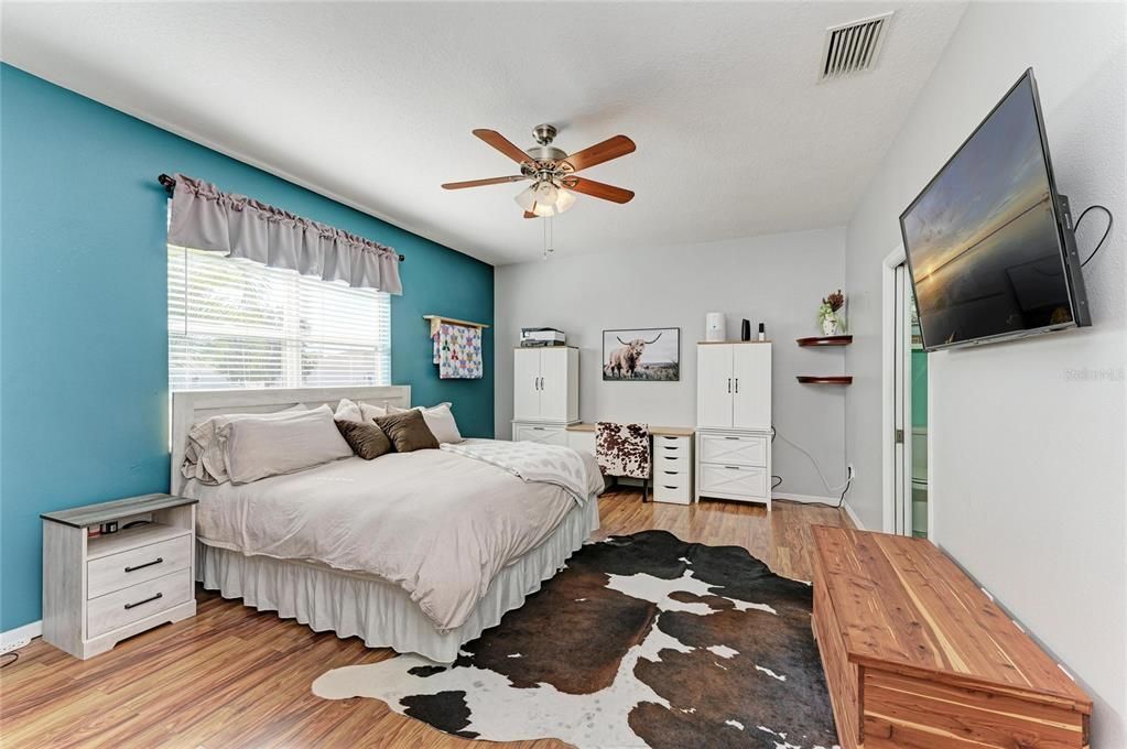 For Sale: $589,000 (3 beds, 2 baths, 1298 Square Feet)