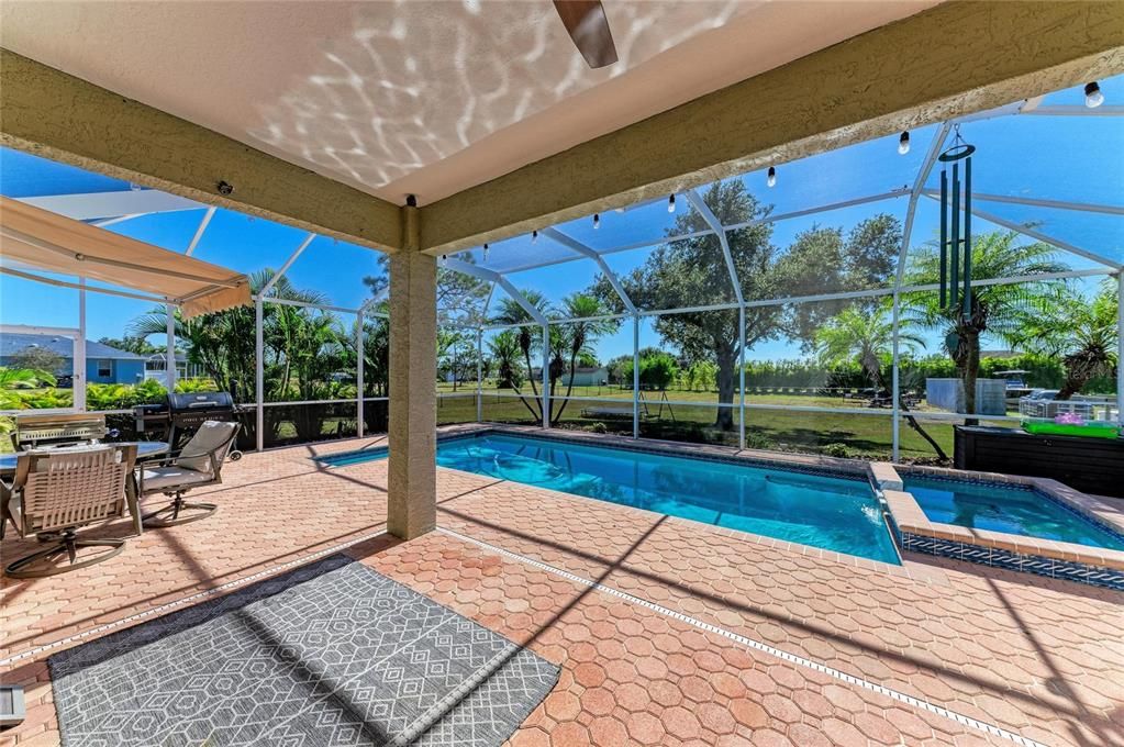 For Sale: $589,000 (3 beds, 2 baths, 1298 Square Feet)