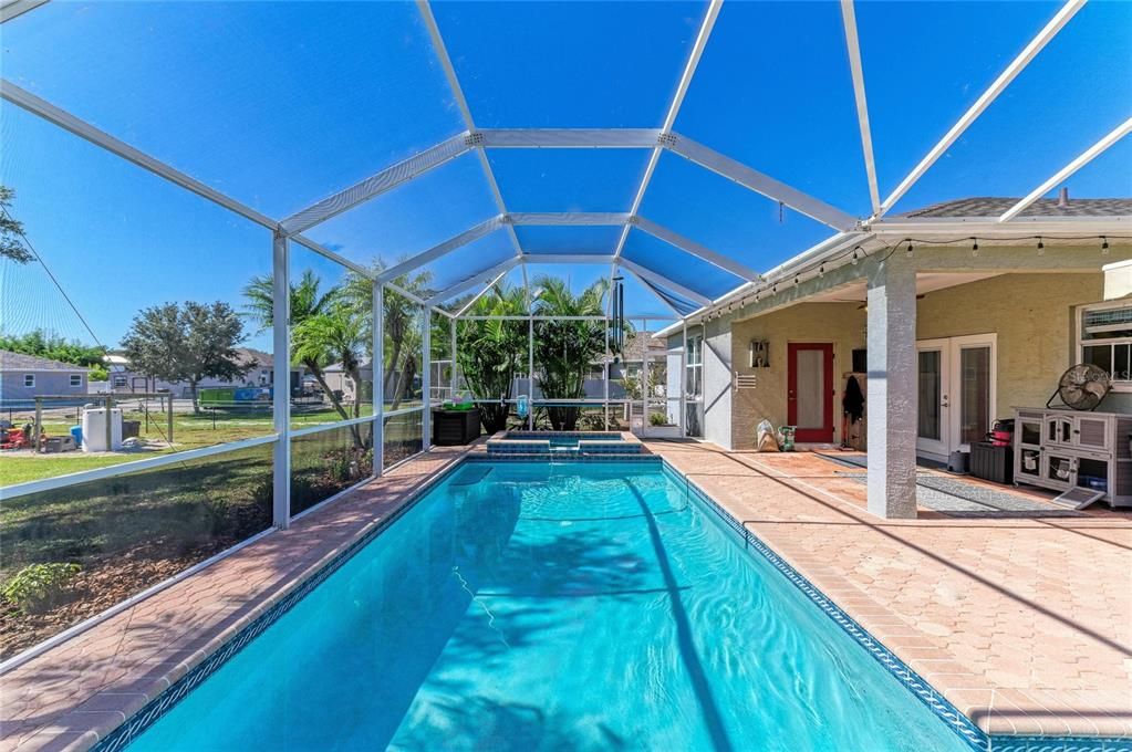 For Sale: $589,000 (3 beds, 2 baths, 1298 Square Feet)