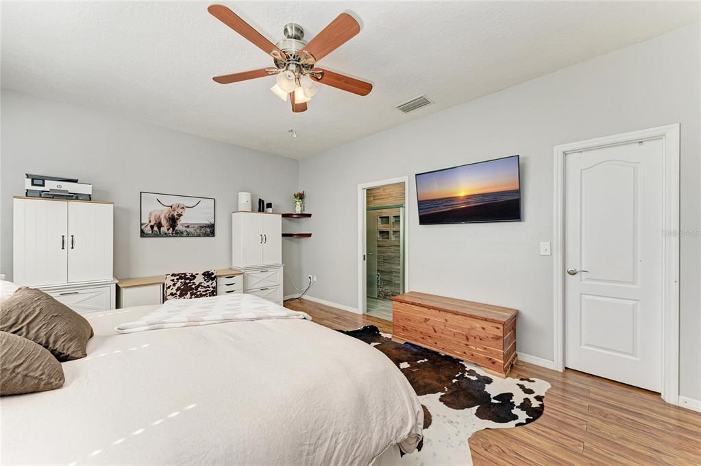 For Sale: $589,000 (3 beds, 2 baths, 1298 Square Feet)