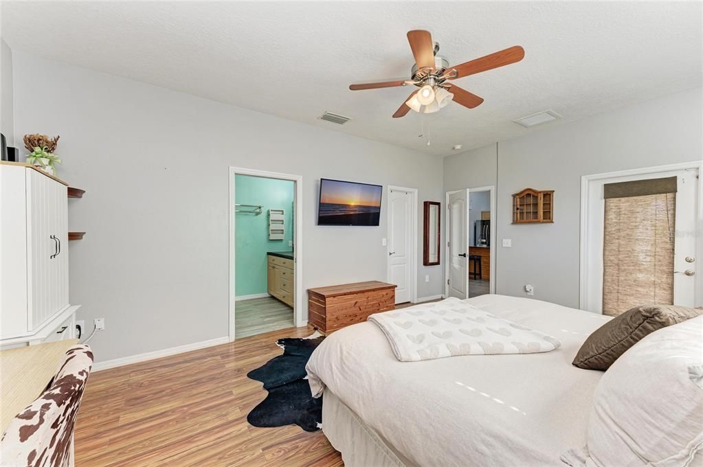 For Sale: $589,000 (3 beds, 2 baths, 1298 Square Feet)