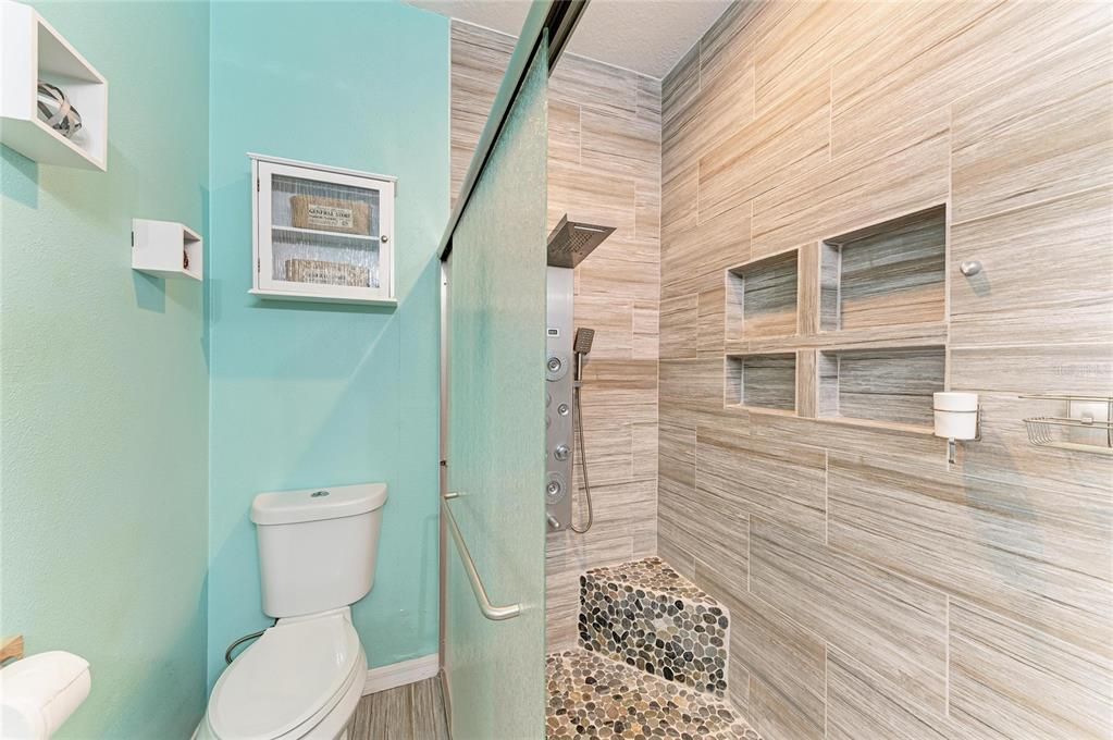 For Sale: $589,000 (3 beds, 2 baths, 1298 Square Feet)