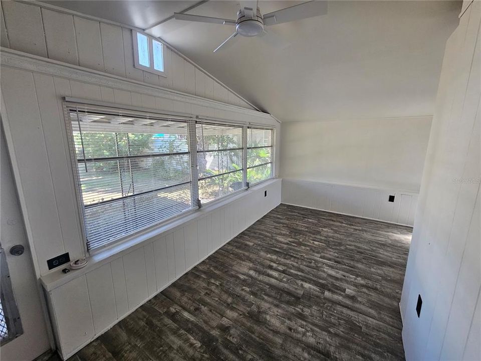 Active With Contract: $1,850 (2 beds, 1 baths, 864 Square Feet)