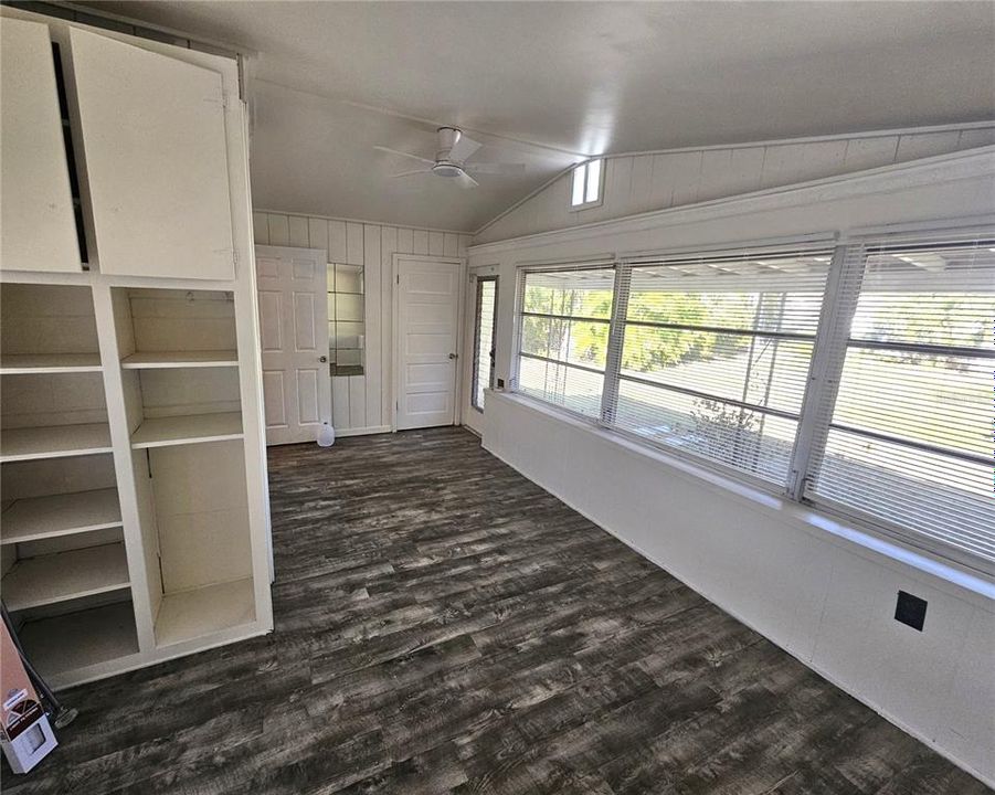 Active With Contract: $1,850 (2 beds, 1 baths, 864 Square Feet)