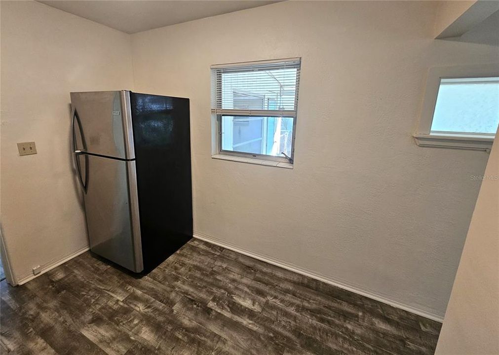 Active With Contract: $1,850 (2 beds, 1 baths, 864 Square Feet)
