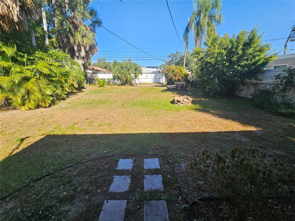 Active With Contract: $1,850 (2 beds, 1 baths, 864 Square Feet)