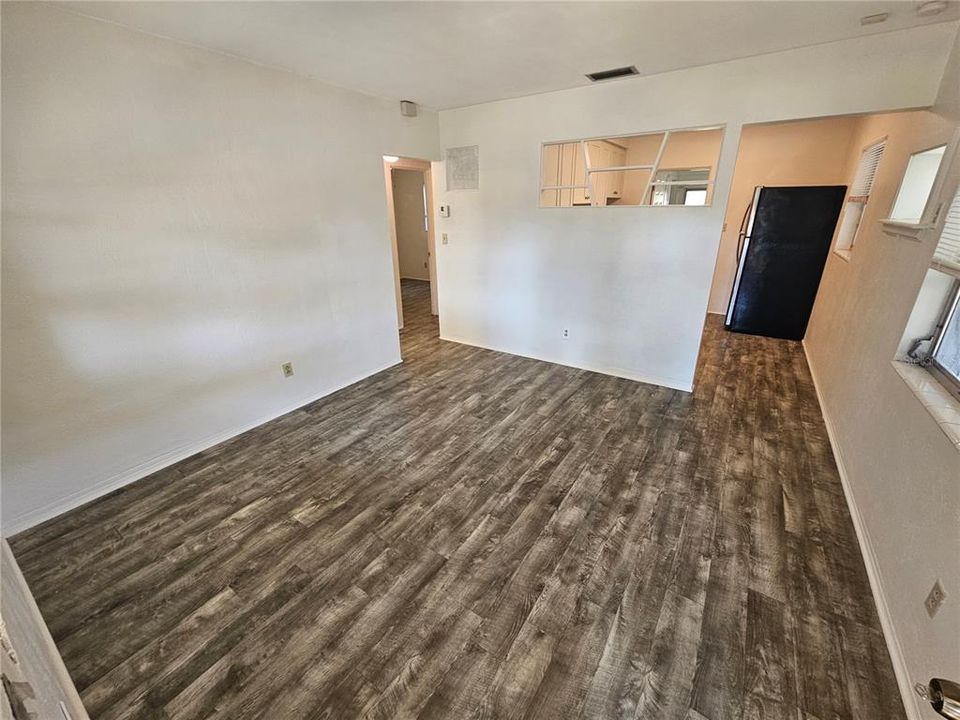 Active With Contract: $1,850 (2 beds, 1 baths, 864 Square Feet)