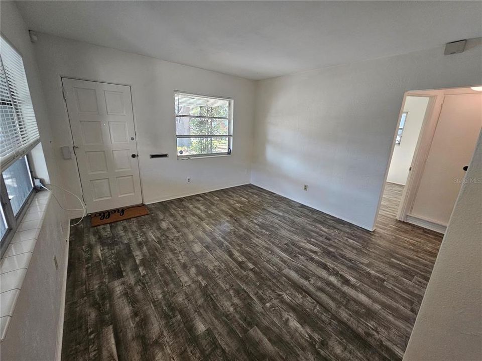 Active With Contract: $1,850 (2 beds, 1 baths, 864 Square Feet)