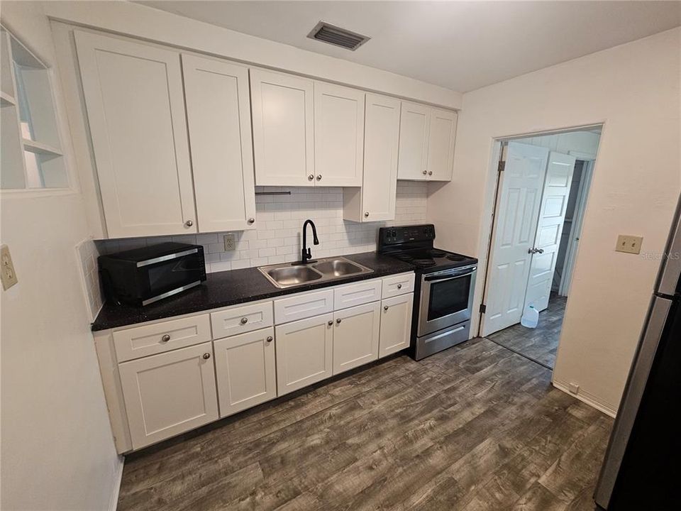 Active With Contract: $1,850 (2 beds, 1 baths, 864 Square Feet)