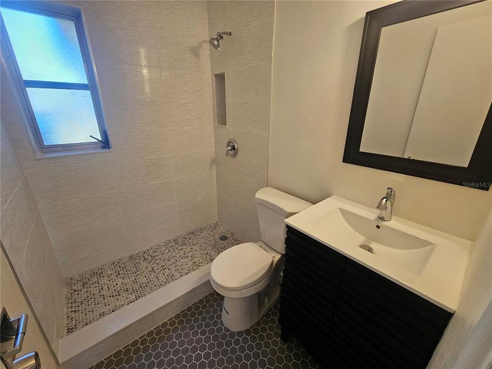 Active With Contract: $1,850 (2 beds, 1 baths, 864 Square Feet)