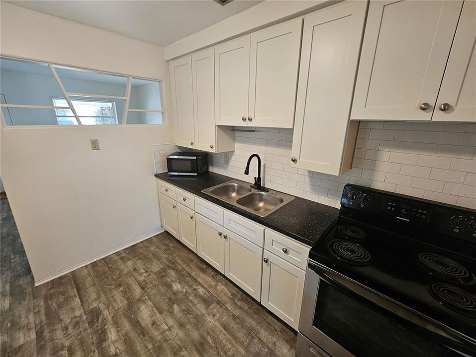 Active With Contract: $1,850 (2 beds, 1 baths, 864 Square Feet)